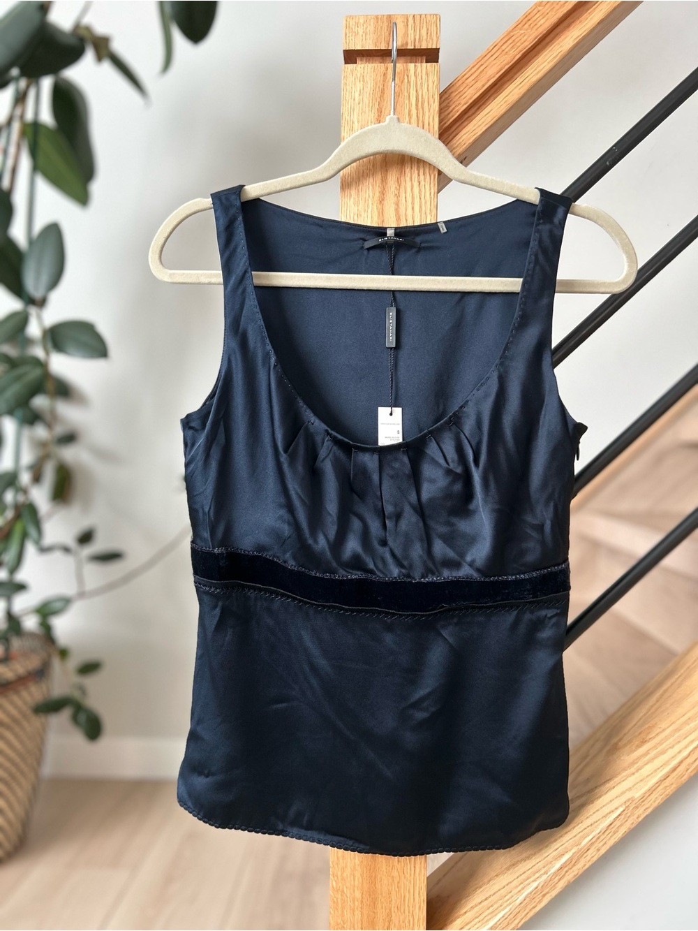 Elie Tahari Silk Sleeveless Blouse in Navy size S